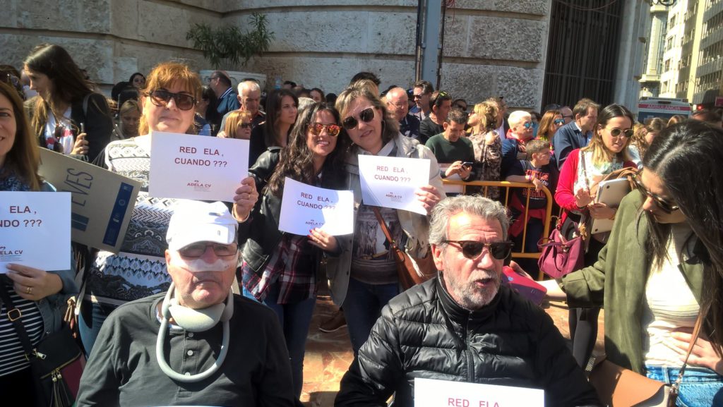 Miembros de ADELA-CV reclamando la puesta en marcha de la Red ELA durante la mascletà de Fallas.- 12 marzo 2019