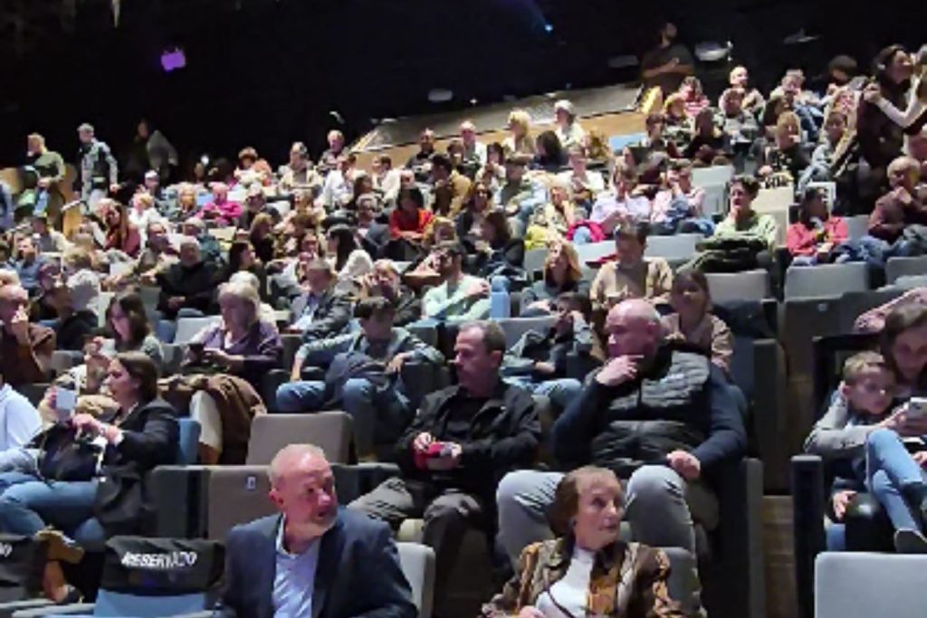 “Cada dia és un regal” llena la sala y abre un espacio de reflexión sobre la ELA - Adela CV Dia Mundial 4 - Adela CV