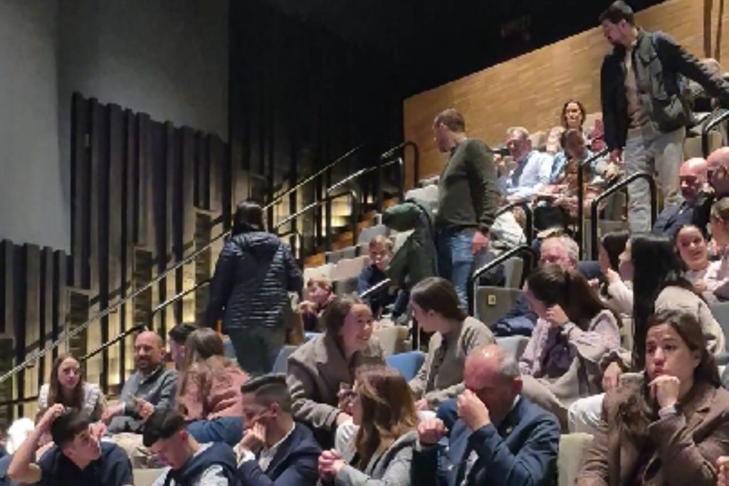 “Cada dia és un regal” llena la sala y abre un espacio de reflexión sobre la ELA - Adela CV Dia Mundial 5 - Adela CV