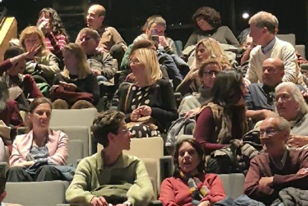 “Cada dia és un regal” llena la sala y abre un espacio de reflexión sobre la ELA - Adela CV Dia Mundial 6 - Adela CV