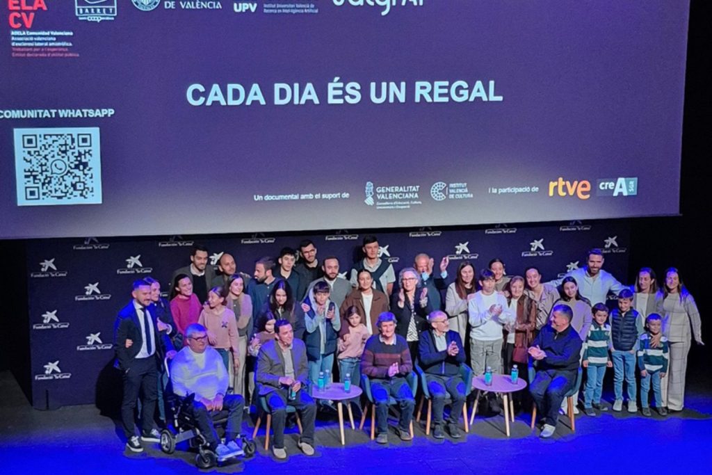 “Cada dia és un regal” llena la sala y abre un espacio de reflexión sobre la ELA - Adela CV Dia Mundial 7 - Adela CV
